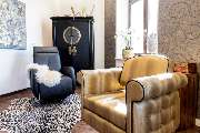 Friseur HAARSCHARF natürlich & schön Chemnitz Spezialisten für Extensions und Farbtechniken, Brautstyling - Ein stilvoll eingerichteter Raum mit luxuriöser und gemütlicher Atmosphäre. Im Vordergrund steht ein eleganter, goldfarbener Sessel mit schwarzen Z