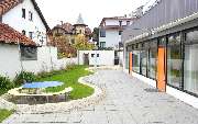Fröbel-Kinderkrippe Marchioninistraße - Die FRÖBEL-Kinderkrippe Marchioninistraße in München-Hadern mit Blick vom Garten auf das Gebäude © 2022 FRÖBEL e.V. Alle Rechte vorbehalten