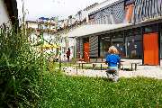Fröbel-Kinderkrippe Marchioninistraße - Die FRÖBEL-Kinderkrippe Marchioninistraße in München-Hadern mit Blick vom Garten auf das Gebäude © 2022 FRÖBEL e.V. Alle Rechte vorbehalten