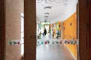 Fröbel-Kinderkrippe Marchioninistraße - Flur mit großen Fenstern in der FRÖBEL-Kinderkrippe Marchioninistraße in München-Hadern © 2022 FRÖBEL e.V. Alle Rechte vorbehalten