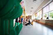 Fröbel-Kinderkrippe Marchioninistraße - Flur mit großen Fenstern in der FRÖBEL-Kinderkrippe Marchioninistraße in München-Hadern © 2022 FRÖBEL e.V. Alle Rechte vorbehalten