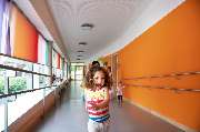 Fröbel-Kinderkrippe Marchioninistraße - Lachendes Kind im Flur der FRÖBEL-Kinderkrippe Marchioninistraße in München-Hadern © 2022 FRÖBEL e.V. Alle Rechte vorbehalten