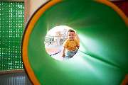 Fröbel-Kinderkrippe Marchioninistraße - Lachendes Kind schaut durch ein Bewegungselement in der FRÖBEL-Kinderkrippe Marchioninistraße in München-Hadern © 2022 FRÖBEL e.V. Alle Rechte vorbehalten