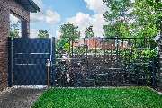 Garten- und Landschaftsbau Carsten von Appen in Schenefeld - Zaunbau
Wenn es um das Absichern des Eigentums und deren Bewohner geht, sind Zäune oder Mauern das Mittel der Wahl. Sie bieten zudem kostbaren Sicht- und Schallschutz und zeigen jedermann klar d