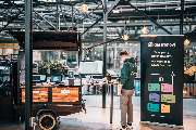 Gastronovi GmbH - Gastronovi Messestand: Mitarbeiter präsentiert live das intuitive Kassensystem im Foodtruck-Look. Banner zeigt das Komplettsystem für moderne Gastronomie.