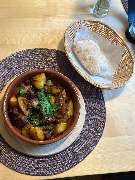 Gaststätte s´KÖPFLE - - Ojachuri mit Sazebeli (eine scharfe universelle Tomatensauce aus Georgien)  14.90€.   Aus der Pfanne: ein Braten aus Schweinefleisch, Kartoffeln und Zwiebeln.