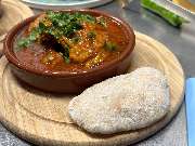 Gaststätte s´KÖPFLE - - Tschachochbili mit frischem Fladenbrot 13.90€   (Hühnerkeule in Tomatensauce mit frischen Kräutern). 