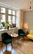 Gedanken ordnen - Coaching & Hypnose - Coaching-Bereich mit grünen Samtstühlen 