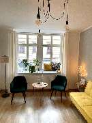 Gedanken ordnen - Coaching & Hypnose - Coaching-Bereich mit grünen Samtstühlen vor Fensterfront in meiner Praxis Coaching und Hypnose in Leipzig - Für einen gestärkten Selbstwert, Klarheit und persönliches Wachstum