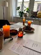 Gedanken ordnen - Coaching & Hypnose - Detailsansicht mit Kerzen vom eingedeckten Tisch in gemütlicher Atmosphäre für Selbstwert-Workshop in Praxis für Coaching und Hypnose in Leipzig 