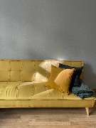 Gedanken ordnen - Coaching & Hypnose - Gelbes Sofa mit Kissen für Hypnose in meiner Praxis Coaching und Hypnose in Leipzig - Für einen gestärkten Selbstwert, Klarheit und persönliches Wachstum