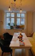 Gedanken ordnen - Coaching & Hypnose - Praxisraum in gemütlicher Atmosphäre mit eingedecktem Tisch für Selbstwert-Workshop in Praxis für Coaching und Hypnose in Leipzig 