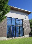 Gemeindezentrum Kornelimünster - Evangelische Kirchengemeinde Kornelimünster-Zweifall - Das fast raumhohe Kirchenfenster in sanften Blautönen.
