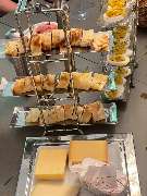 Geschlossene Gesellschaft - Geschlossene Gesellschaft Edle Käseauswahl, gefüllte Eier und Wrap-Röllchen – stilvoll serviert bei Geschlossene Gesellschaft von Wulf Mey in Hamburg.