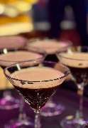 Geschlossene Gesellschaft - Geschlossene Gesellschaft Elegante Espresso-Martinis in Kristallgläsern – stilvolle Cocktail-Begleitung zum Dinner bei Geschlossene Gesellschaft Hamburg.