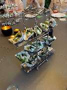 Geschlossene Gesellschaft - Geschlossene Gesellschaft Frische Austern mit Kräutern, angerichtet auf Etageren – ein Highlight des Social Dining Abends bei Geschlossene Gesellschaft von Wulf Mey.