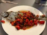 Geschlossene Gesellschaft - Geschlossene Gesellschaft Ganzer Fisch mit Tomaten und Kräutern, kreativ zubereitet und präsentiert bei Geschlossene Gesellschaft Hamburg.