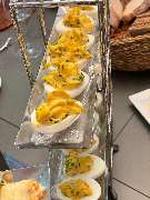 Geschlossene Gesellschaft - Geschlossene Gesellschaft Klassische gefüllte Eier mit cremiger Füllung und Schnittlauch, serviert als Vorspeise bei Geschlossene Gesellschaft Hamburg.