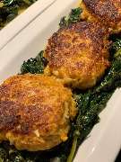 Geschlossene Gesellschaft - Geschlossene Gesellschaft Knusprig gebratene Gemüse-Bratlinge auf Spinatbett, serviert im Rahmen eines Social Dining Dinners bei Geschlossene Gesellschaft.