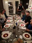 Geschlossene Gesellschaft - Geschlossene Gesellschaft lädt zu einem stilvollen Dinnerabend ein: Gäste genießen Rote-Bete-Suppe bei Kerzenschein in exklusiver Atmosphäre in Hamburg.