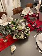 Geschlossene Gesellschaft - Geschlossene Gesellschaft präsentiert Austern mit frischen Kräutern auf Etageren, Teil des Fine Dining Menüs in Hamburg.