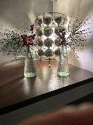 Geschlossene Gesellschaft - Geschlossene Gesellschaft präsentiert eine elegante Tischdekoration mit Glasvasen, roten Beerenzweigen und einem modernen Lichtobjekt für ein exklusives Ambiente in Hamburg.