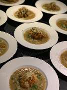 Geschlossene Gesellschaft - Geschlossene Gesellschaft Raffiniert angerichtete Suppe mit knuspriger Teigkreation, Teil des Fine Dining Menüs bei Geschlossene Gesellschaft Hamburg.
