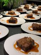 Geschlossene Gesellschaft - Geschlossene Gesellschaft Saftiger Brownie mit Karamellsoße und Walnuss – der süße Abschluss eines unvergesslichen Abends bei Geschlossene Gesellschaft Hamburg.