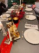 Geschlossene Gesellschaft - Geschlossene Gesellschaft schafft ein festliches Ambiente mit roten Dekorationen, Kerzen und Vorspeisen für ein unvergessliches Dinner in Hamburg.