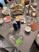 Geschlossene Gesellschaft - Geschlossene Gesellschaft serviert eine Vorspeisen-Auswahl mit Käse, Eiern, Wraps, Schinken und Salaten, kunstvoll arrangiert in Hamburg.