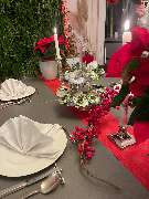 Geschlossene Gesellschaft - Geschlossene Gesellschaft serviert frische Austern auf Etageren im weihnachtlich dekorierten Raum für ein besonderes Social Dining Erlebnis in Hamburg.