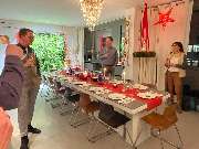 Geschlossene Gesellschaft - Geschlossene Gesellschaft zeigt eine festlich gedeckte Tafel mit Kerzen, roter Tischdekoration und Gästen bei einem exklusiven Abendessen in Hamburg.