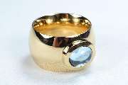 Gisela Nicolaysen Goldschmiede-Meisterin - Breiter Ring mit Topas Cabochon