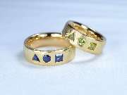 Gisela Nicolaysen Goldschmiede-Meisterin - Eheringe in 750/000 Gelbgold mit Safiren und Peridot