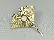 Gisela Nicolaysen Goldschmiede-Meisterin - Gingkoblatt in Gelbgold mit Opal