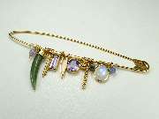 Gisela Nicolaysen Goldschmiede-Meisterin - Große Sicherheitsnadel mit vielen Anhängern