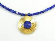 Gisela Nicolaysen Goldschmiede-Meisterin - Lapis Lazuli Würfelkette mit granuliertem Mittelstück