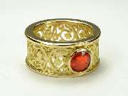 Gisela Nicolaysen Goldschmiede-Meisterin - Ornament-Ring in Gelbgold mit Feueropal