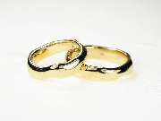 Gisela Nicolaysen Goldschmiede-Meisterin - Trauringe in Wellenform in 750/000 Gelbgold
