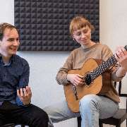 Premium Gitarrenunterricht - Musikalischer Erfolg zum Anfassen.