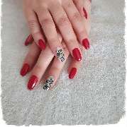 Naturnagelverstärkung in rot mit weißen Rosen