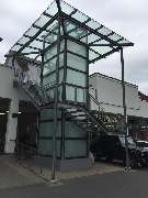 Glas Mendel Glaserei und Glasbau Markus Mendel - Fahrstuhlschacht mit umlaufender Stahltreppe in Einkaufzentrum saniert 