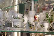 Glas Studio Risch | Glas- & Porzellanmalerei in Oberhof Thüringen - Porzellan Service Maiglöckchen, Naturmotive, Blumendesign in frischen Farben grün, weiß, bunt. Handmalerei auf Porzellan Tassen, Teller, Untertassen, Butterdose, Milchkännchen, Kaffee-Ser