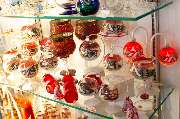 Glas Studio Risch | Glas- & Porzellanmalerei in Oberhof Thüringen - Windlichter und rote Glas-Kugeln im Glas-Studio Risch Oberhof Thüringen, Glas- & Porzellanmalerei, Ausstellung & Verkauf,  Souvenirs aus Thüringen, Original Kunsthandwerk in Oberhof Thüri