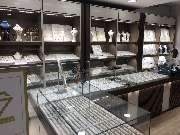 Gold & So 24 - Sicht Vitrine - Links bei Eintritt