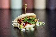 Golden Monkeys - Street Food - Food Truck Catering - Unsere Yakuza Baos könnt ihr in drei leckeren Varianten probieren – mit selbstgemachtem Pulled Pork, mit Pulled Chicken oder mit einer saftig frittierten Sweet Potato.