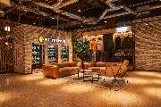 Gold's Gym Fitnessstudio Jena - Shop und Lounge Area