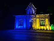 GPM-Entertainment - GPM-Entertainment Architektonische Außenbeleuchtung Münster: Hausfassade in Blau und Gelb illuminiert – perfekte Ambientebeleuchtung für Events und Sonderveranstaltungen.