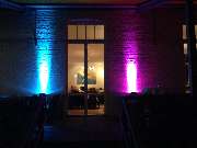 GPM-Entertainment - GPM-Entertainment Außenbeleuchtung in Pink und Blau an Gebäudewand. DJ Münster sorgt mit Event-Lichttechnik für romantisches Ambiente bei Hochzeiten und Feiern.