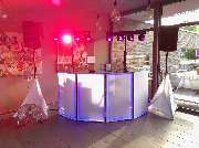 GPM-Entertainment - GPM-Entertainment DJ-Setup Münster in moderner Location. Weißes LED-Pult mit Licht- und Soundtechnik sorgt für perfekte Stimmung auf Partys und Events.